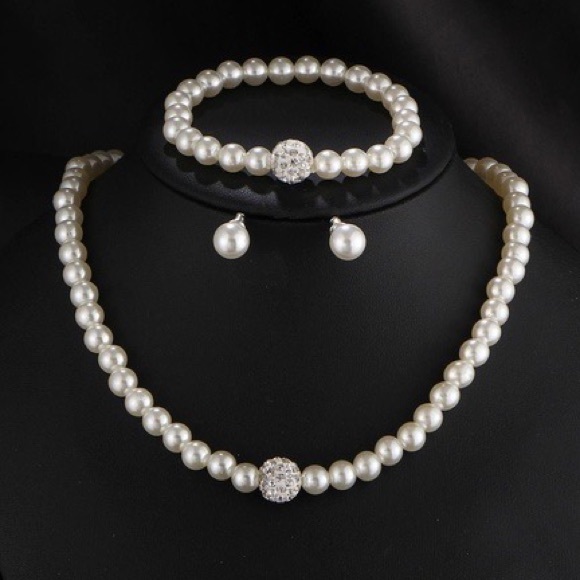 Jewelry - Pearl Necklace Bracelet and Earrings Set